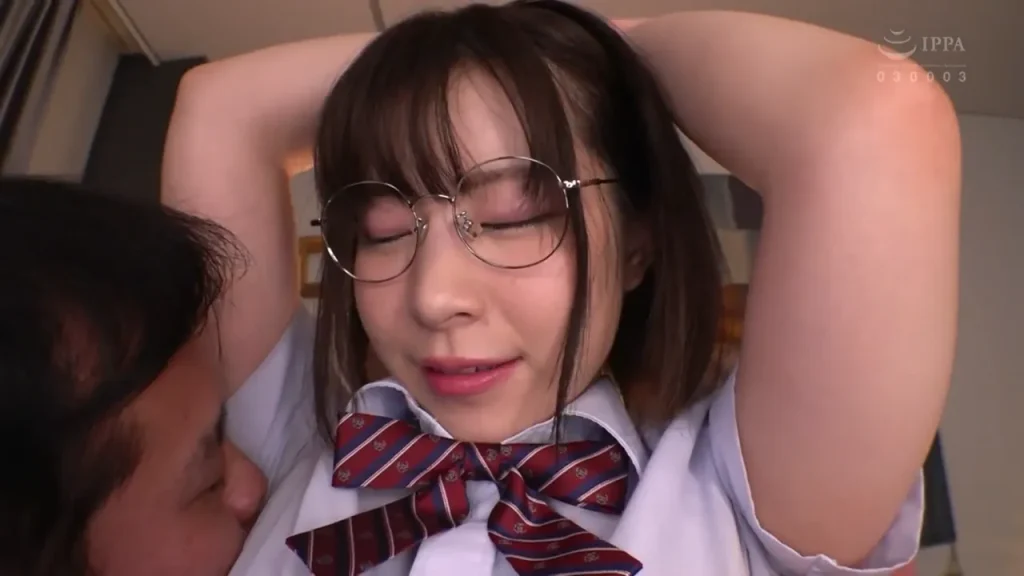 沙月恵奈の制服眼鏡